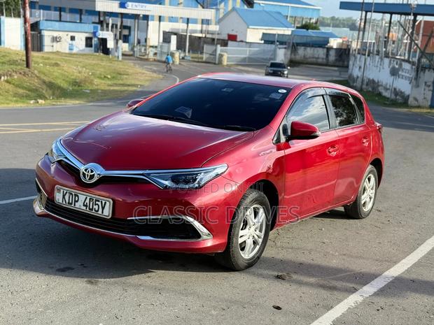 Toyota Auris 2016 Red