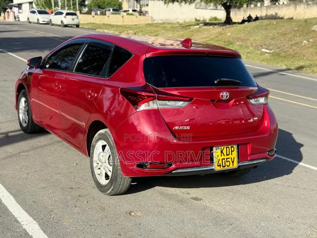 Toyota Auris 2016 Red