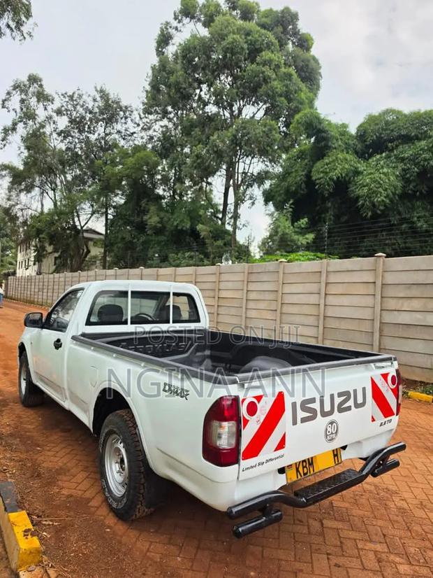 Isuzu D-MAX 2010 White