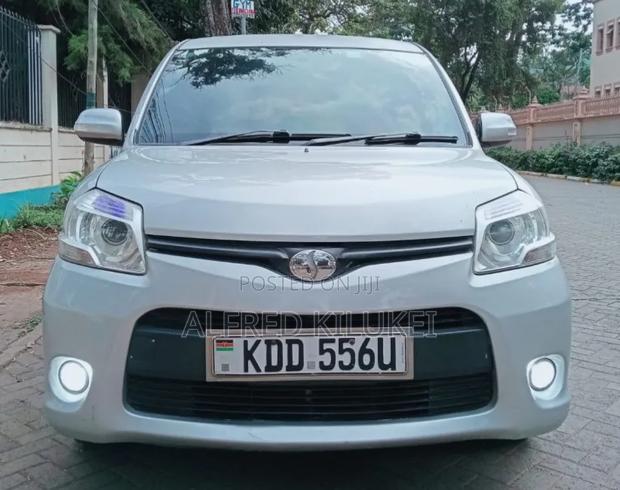 Toyota Sienta 2014 Silver