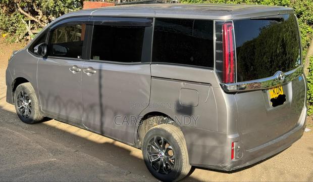 Toyota Noah 2017 Brown