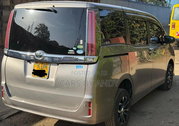 Toyota Noah 2017 Brown