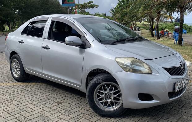 Toyota Belta 2011 Silver