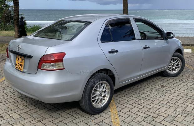 Toyota Belta 2011 Silver