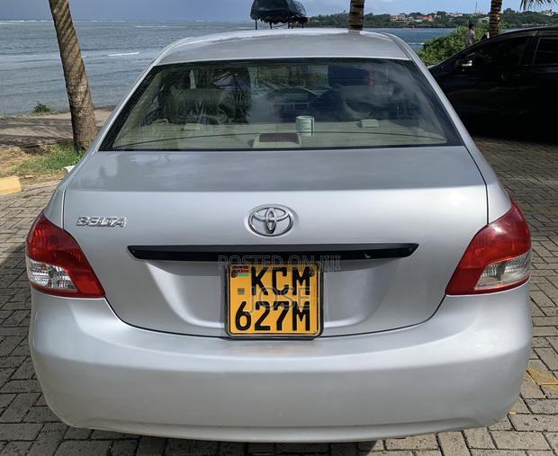 Toyota Belta 2011 Silver