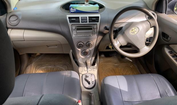 Toyota Belta 2011 Silver