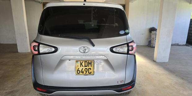 Toyota Sienta 2016 Silver