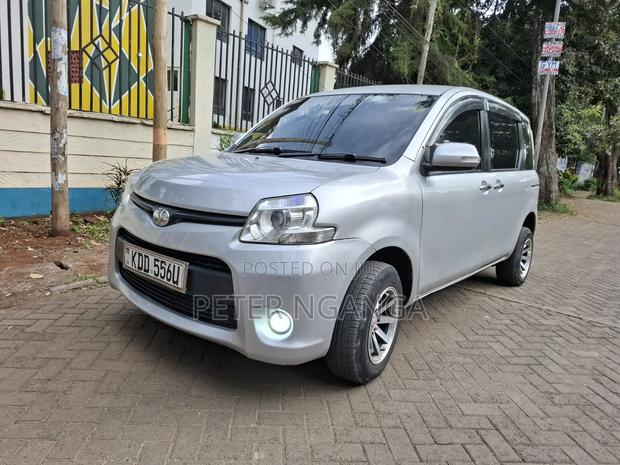 Toyota Sienta 1.5 FWD 2014 Silver