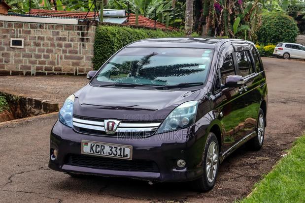 Toyota ISIS 1.8 Platana 2WD 2011 Maroon