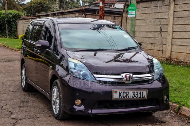 Toyota ISIS 1.8 Platana 2WD 2011 Maroon