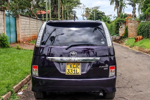 Toyota ISIS 1.8 Platana 2WD 2011 Maroon
