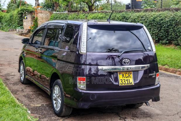 Toyota ISIS 1.8 Platana 2WD 2011 Maroon