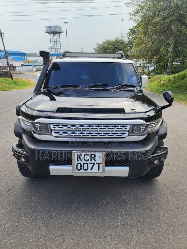Toyota FJ Cruiser 2011 Black