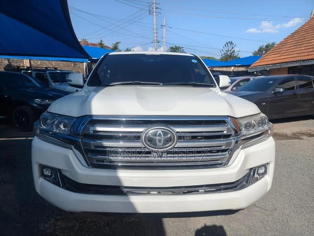 Toyota Land Cruiser 2017 White