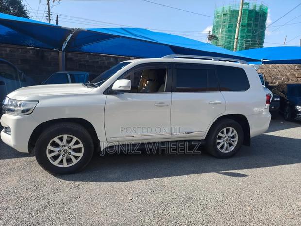 Toyota Land Cruiser 2017 White