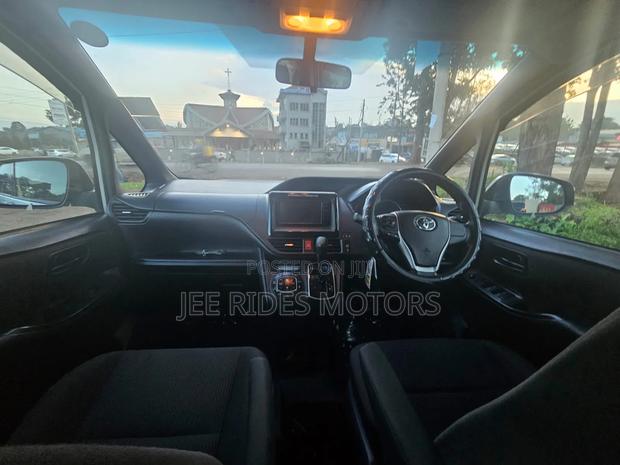 Toyota Voxy 2017 Silver