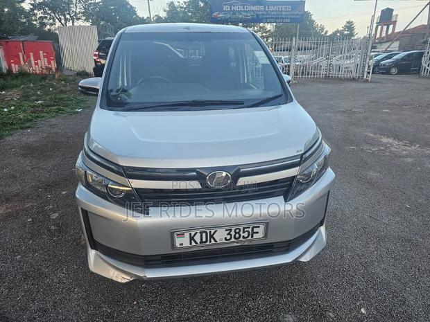 Toyota Voxy 2017 Silver