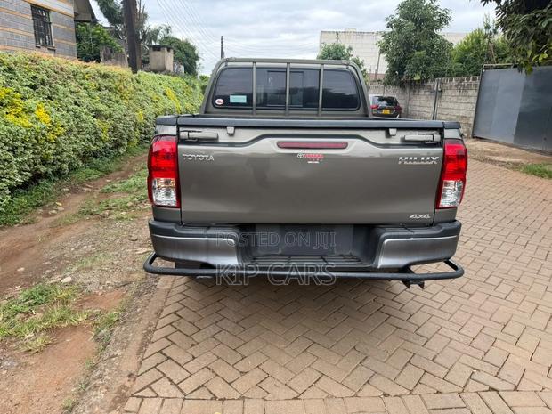 Toyota Hilux 2021 Gray