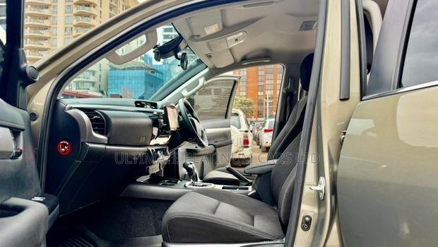 Toyota Hilux 2022 Brown