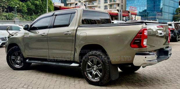 Toyota Hilux 2022 Brown