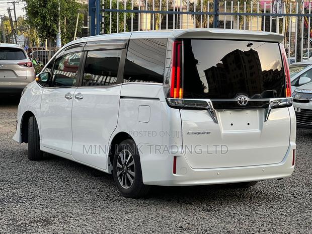 Toyota Esquire 2.0 FWD (7 seater) 2019 Pearl