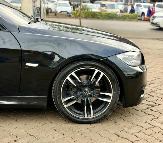 BMW 320i Sedan RWD 2011 Black