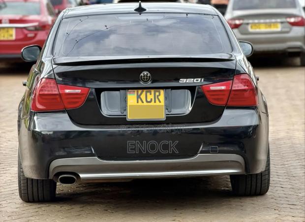 BMW 320i Sedan RWD 2011 Black