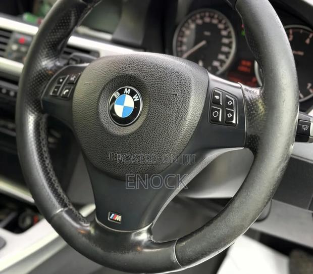 BMW 320i Sedan RWD 2011 Black