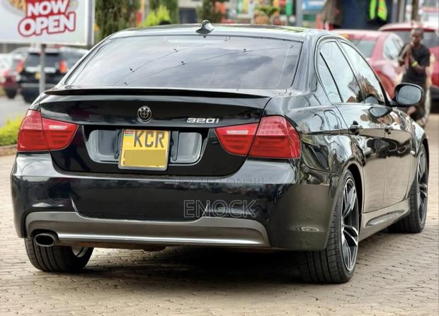 BMW 320i Sedan RWD 2011 Black