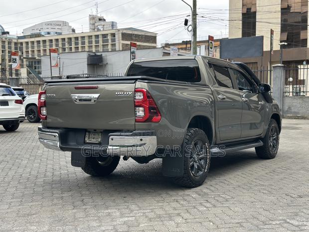 Toyota Hilux Revo Double Cab Deisel 2.4 RWD 2022 Gold