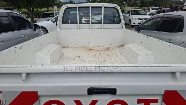 Toyota Hilux 2003 White