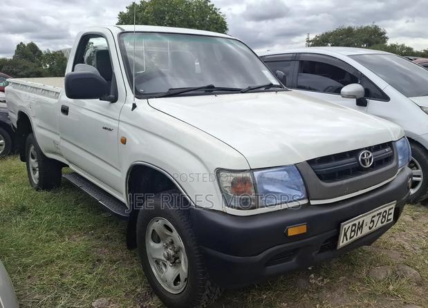 Toyota Hilux 2003 White