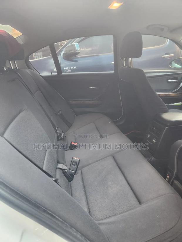 BMW 320i Sedan RWD 2009 White
