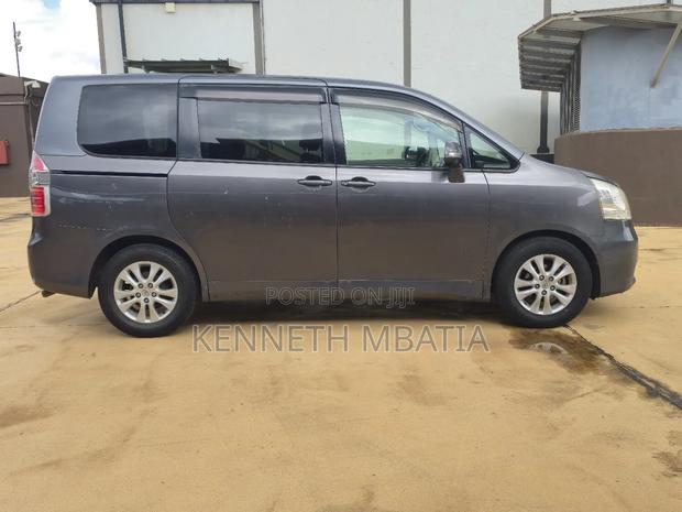Toyota Noah 2009 Gray