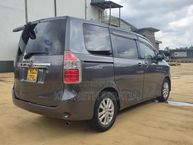Toyota Noah 2009 Gray