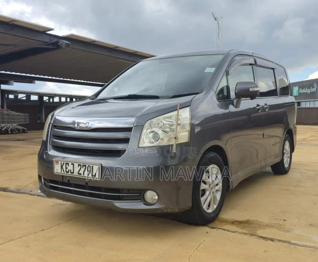 Toyota Noah 2009 Gray