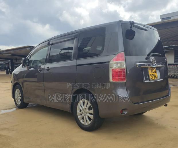 Toyota Noah 2009 Gray