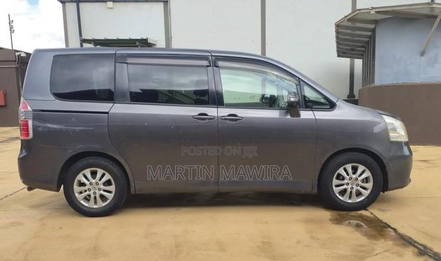 Toyota Noah 2009 Gray
