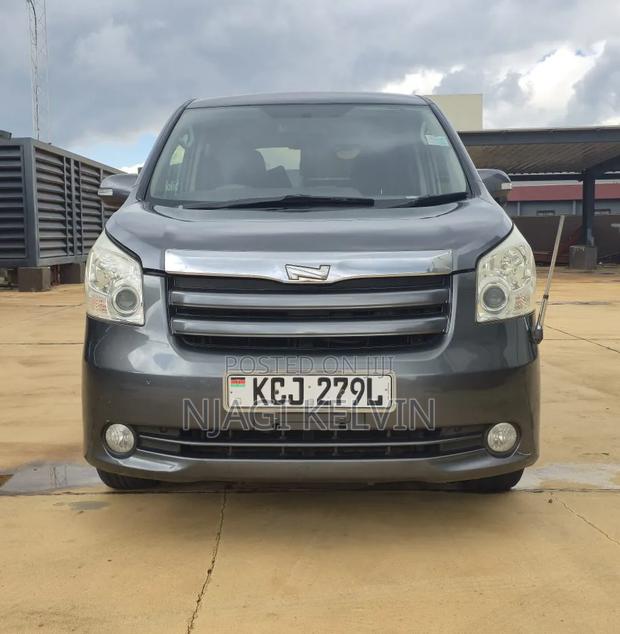 Toyota Noah 2009 Gray