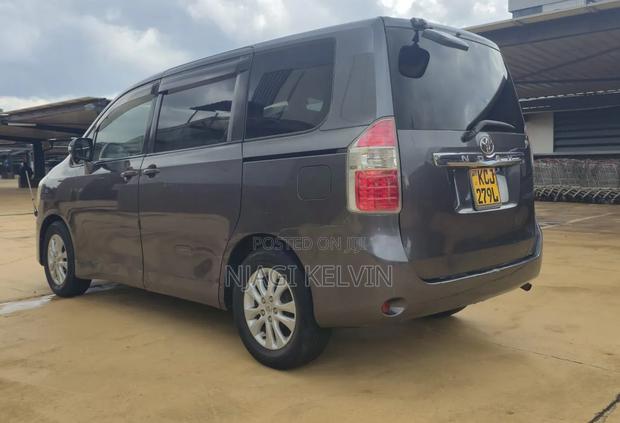 Toyota Noah 2009 Gray