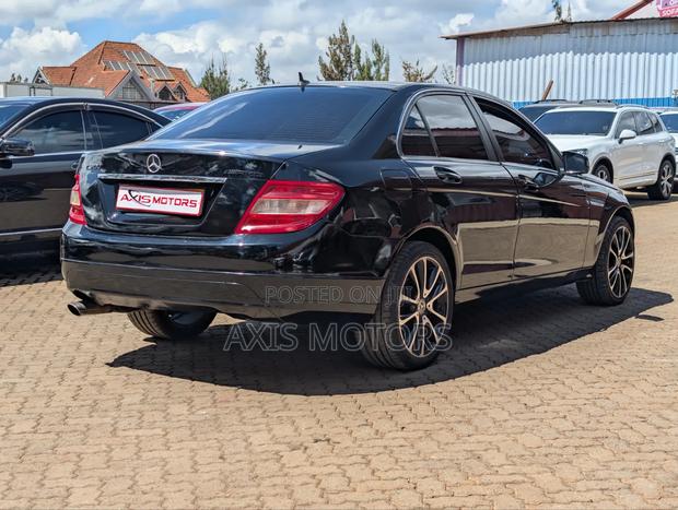 Mercedes-Benz C200 2011 Black