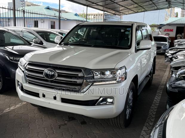 Toyota Land Cruiser 4.6 V8 AX 2019 White