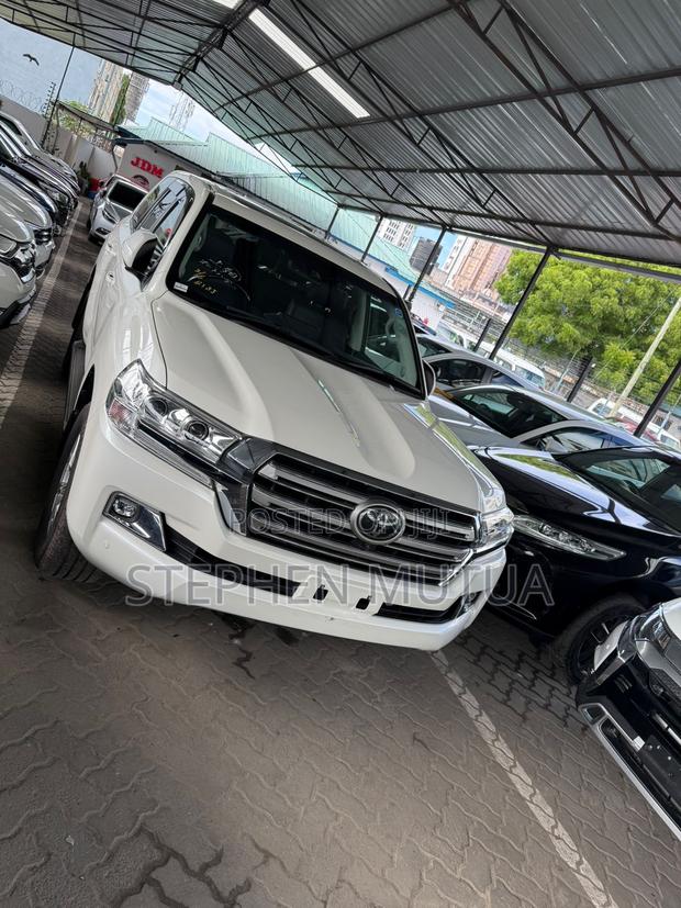 Toyota Land Cruiser 4.6 V8 AX 2019 White