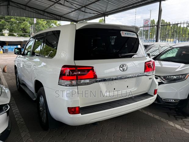 Toyota Land Cruiser 4.6 V8 AX 2019 White