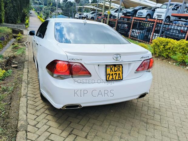 Toyota Crown 2012 White