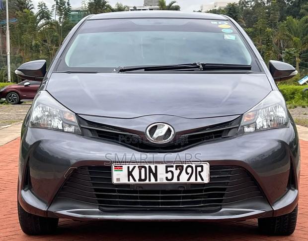 Toyota Vitz 2016 Silver