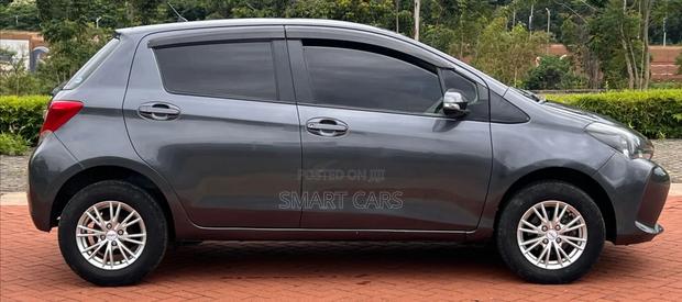 Toyota Vitz 2016 Silver