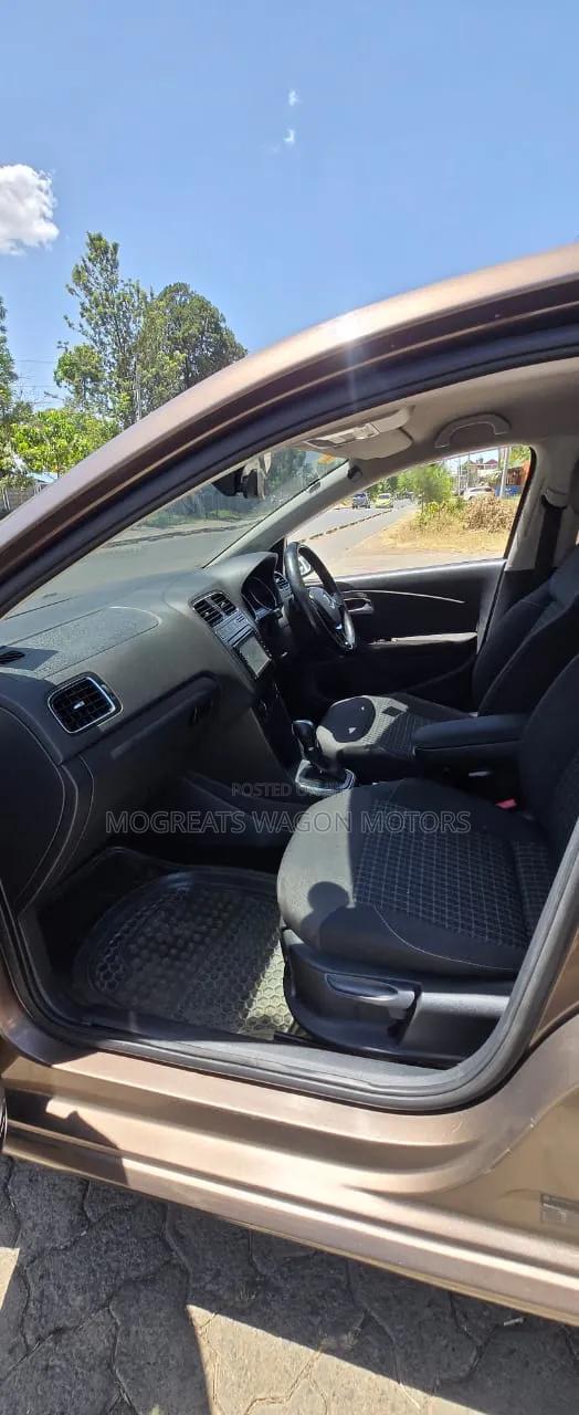 Volkswagen Polo 2015 Beige