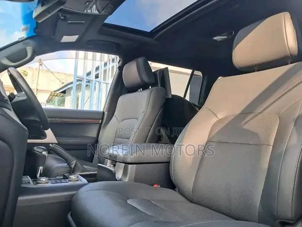 Toyota Land Cruiser 4.6 V8 ZX 2019 White