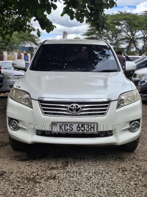 Toyota Vanguard 2011 White